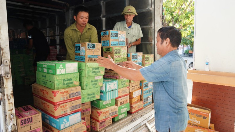 Hàng trăm nghìn sản phẩm dinh dưỡng Vinamilk được vận chuyển đến nơi, trao tặng bà con hậu thiên tai. (Ảnh: Tịnh Không) anh-02a-1-3744.jpg
