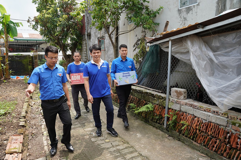 Đoàn Vinamilk gửi tặng những sản phẩm dinh dưỡng cho người dân tỉnh Ninh Bình, ghé thăm những gia đình chịu ảnh hưởng nặng nề sau bão lũ. (Ảnh: Tịnh Không) anh-08a.jpg