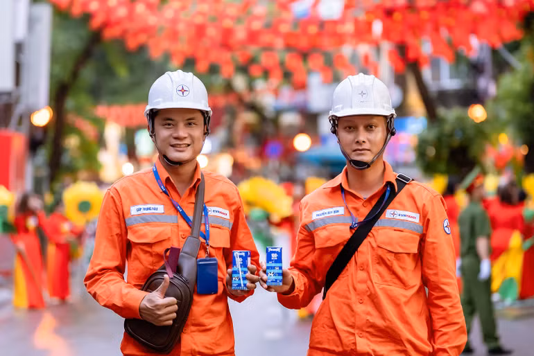 Những thanh niên khỏe mạnh của ngành điện lực cũng cần tiếp thêm dinh dưỡng để bảo đảm sức khỏe suốt thời gian thực hiện nhiệm vụ tại đại lễ. (Ảnh: Vi Nam)