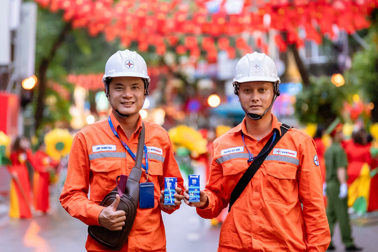Những thanh niên khỏe mạnh của ngành điện lực cũng cần tiếp thêm dinh dưỡng để bảo đảm sức khỏe suốt thời gian thực hiện nhiệm vụ tại đại lễ. (Ảnh: Vi Nam) Những thanh niên khỏe mạnh của ngành điện lực cũng cần tiếp thêm dinh dưỡng để bảo đảm sức khỏe suốt thời gian thực hiện nhiệm vụ tại đại lễ. (Ảnh: Vi Nam)
