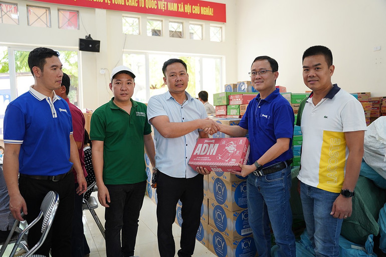 Đại diện Vinamilk, ông Tạ Xuân Tuấn, Giám đốc kinh doanh miền bắc trao tặng sản phẩm dinh dưỡng cho xã Văn Hán, tỉnh Thái Nguyên. (Ảnh: Tịnh Không) anh-11.jpg