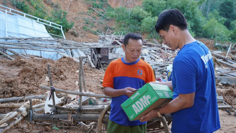 Ông Nông Văn Chiến, xã Thiện Tân, tỉnh Lạng Sơn trước căn nhà đổ nát nhận sự sẻ chia từ ông Phạm Tuyên, Giám đốc chi nhánh Hà Nội, Vinamilk. (Ảnh: Tịnh Không) anh-07-7521.jpg