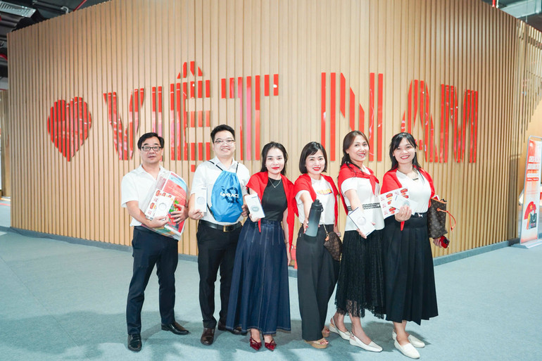 Khách tham quan check-in tại bức tường “Love Vietnam”. 5.jpg
