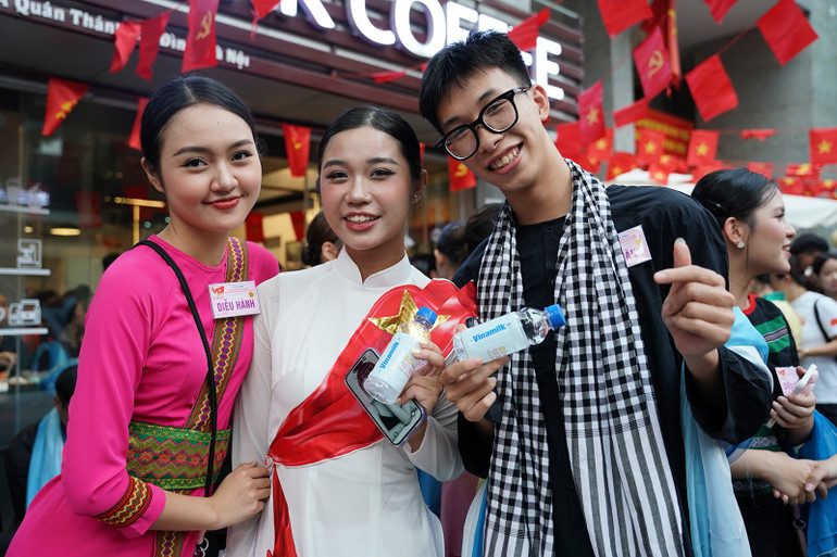 Giữa những ngày tập luyện miệt mài, các khối quần chúng và khối văn hóa–thể thao hào hứng đón nhận nguồn dinh dưỡng thiết thực từ Vinamilk. (Ảnh: Vi Nam) Giữa những ngày tập luyện miệt mài, các khối quần chúng và khối văn hóa–thể thao hào hứng đón nhận nguồn dinh dưỡng thiết thực từ Vinamilk. (Ảnh: Vi Nam)