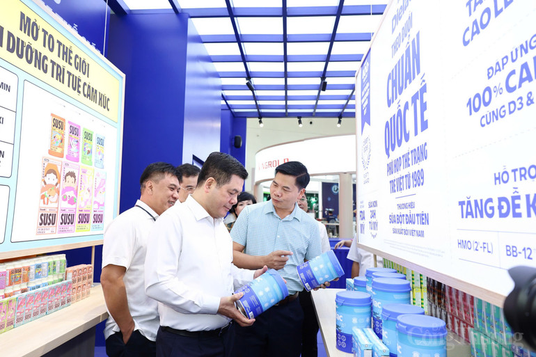 Bộ trưởng Công thương Nguyễn Hồng Diên tham quan và kiểm tra gian hàng Vinamilk tại khu trưng bày. (Ảnh: Nam Nguyễn) anh-2a.jpg