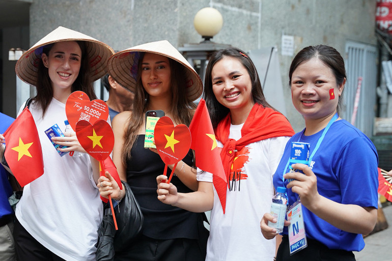 Không chỉ với người dân trong nước, không khí lễ hội đã lan tỏa đến với những người khách nước ngoài đang có mặt tại Hà Nội. Các cô gái nước ngoài hào hứng thưởng thức các sản phẩm sữa của Vinamilk tại 1 điểm tiếp sức dinh dưỡng. (Ảnh: Vi Nam) Không chỉ với người dân trong nước, không khí lễ hội đã lan tỏa đến với những người khách nước ngoài đang có mặt tại Hà Nội. Các cô gái nước ngoài hào hứng thưởng thức các sản phẩm sữa của Vinamilk tại 1 điểm tiếp sức dinh dưỡng. (Ảnh: Vi Nam)