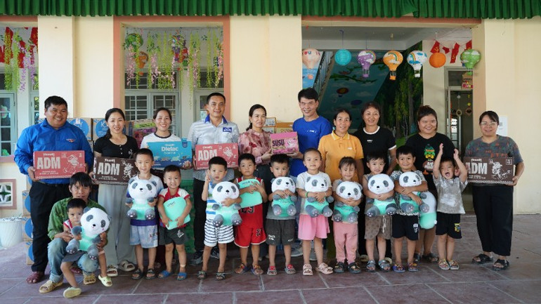 Cô trò trường mầm non Nhật Tiến nhận quà từ Vinamilk. (Ảnh: Tịnh Không) anh-04-7902.jpg