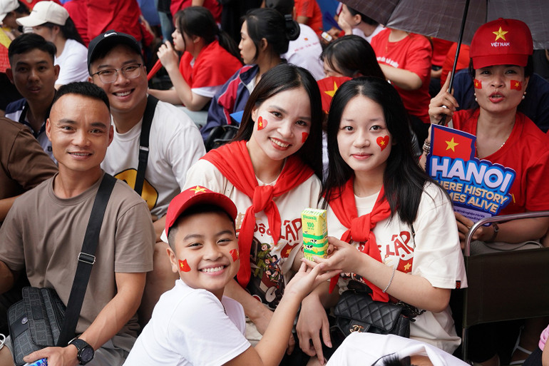 Gần 1 triệu sản phẩm dinh dưỡng bao gồm các dòng sữa tươi tiệt trùng như ít đường, không đường, dừa, chuối, cao đạm ít béo (Vinamilk, Vinamilk Green Farm,); sữa thực vật từ hạt và đậu nành cao canxi, nước trái cây rau củ Susu, nước dừa tươi, nước dừa tắc, nước uống đóng chai Vinamilk và Icy Premium,... đã cùng đồng hành với các lực lượng và người dân trong ngày hội non sông. (Ảnh: Vi Nam) Gần 1 triệu sản phẩm dinh dưỡng bao gồm các dòng sữa tươi tiệt trùng như ít đường, không đường, dừa, chuối, cao đạm ít béo (Vinamilk, Vinamilk Green Farm,); sữa thực vật từ hạt và đậu nành cao canxi, nước trái cây rau củ Susu, nước dừa tươi, nước dừa tắc, nước uống đóng chai Vinamilk và Icy Premium,... đã cùng đồng hành với các lực lượng và người dân trong ngày hội non sông. (Ảnh: Vi Nam)