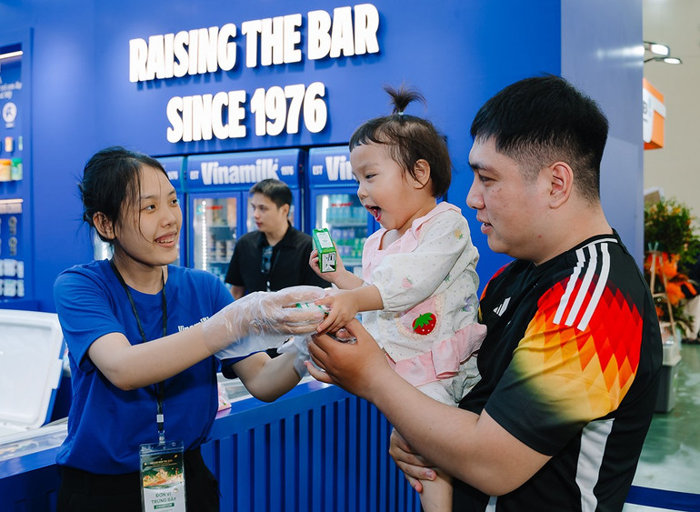 Người tiêu dùng được mời thưởng thức các sản phẩm mới của Vinamilk. (Ảnh: Vi Nam) hoi-cho-mua-thu-02a.jpg