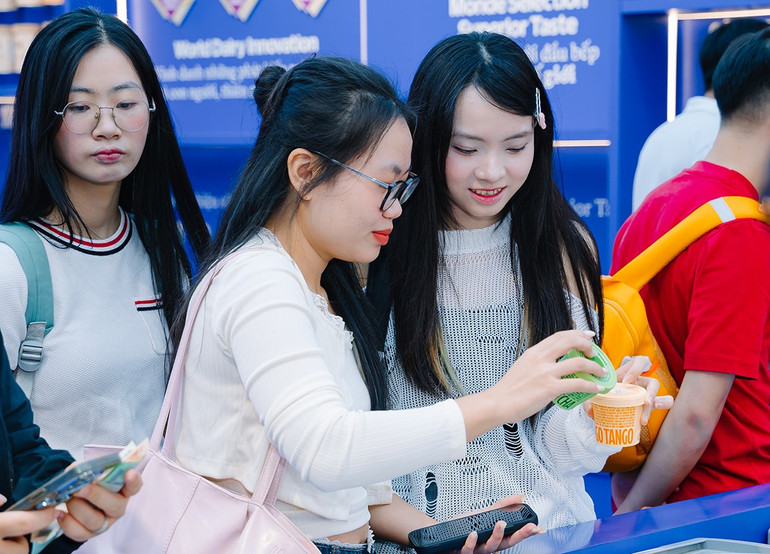 Các bạn trẻ thích thú trải nghiệm những vị kem Vinamilk mát lành. (Ảnh: Vi Nam) hoi-cho-mua-thu-03a.jpg