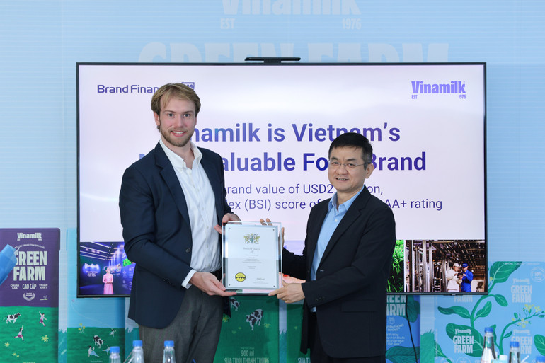 Ông Nguyễn Quang Trí, Giám đốc điều hành Marketing Vinamilk, nhận chứng nhận Top 100 thương hiệu giá trị nhất Việt Nam từ đại diện Brand Finance. (Ảnh: Nguyễn Hoàng) hinh-2.jpg