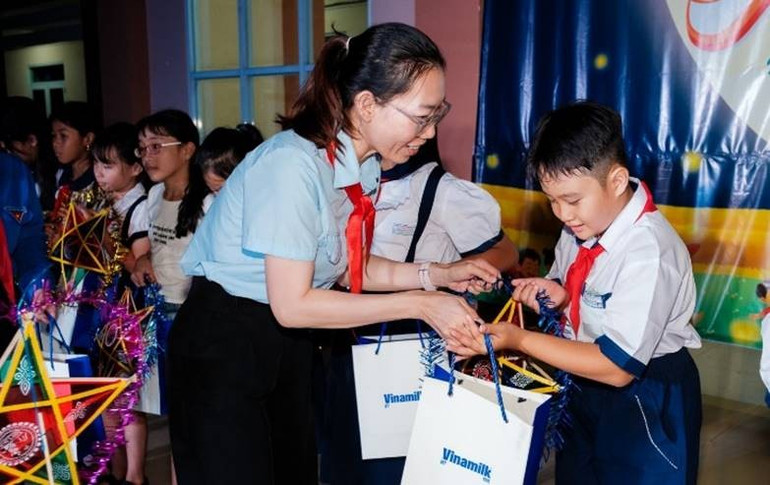 Tại chương trình “Ánh trăng hòa bình” ở xã Kim Long (Thành phố Hồ Chí Minh), những món quà dinh dưỡng của Vinamilk được trao đến các em nhỏ với rất nhiều yêu thương.