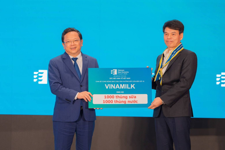 Ông Phạm Tuyên, Giám đốc Chi nhánh Vinamilk Hà Nội chia sẻ cùng đồng bào chịu ảnh hưởng bởi cơn bão số 10. Ông Phạm Tuyên, Giám đốc Chi nhánh Vinamilk Hà Nội chia sẻ cùng đồng bào chịu ảnh hưởng bởi cơn bão số 10.