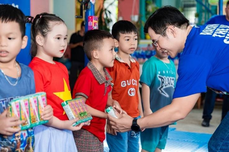 Chị Hằng chú Cuội, đèn lồng lung linh, tiếng trống lân náo nức, chiếc bánh trung thu ngọt ngào, hộp sữa mát lành, … tất cả tạo nên ký ức tuổi thơ khó quên. Nhưng món quà quý giá hơn cả chính là sự quan tâm, là vòng tay yêu thương và sự khích lệ để các em nuôi dưỡng những giấc mơ đẹp của mình.