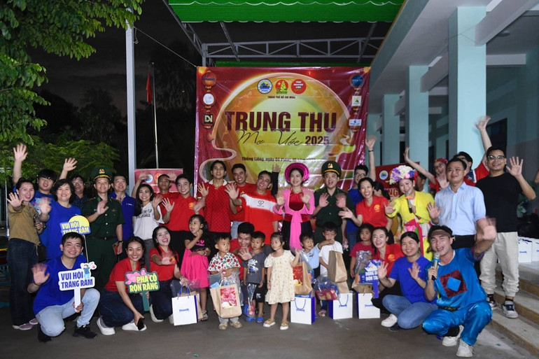 Hành trình yêu thương tiếp tục lan tỏa khi Vinamilk cùng các nghệ sĩ, tình nguyện viên mang hàng chục nghìn sản phẩm dinh dưỡng đến với thiếu nhi đảo Thiềng Liềng (Thành phố Hồ Chí Minh) trong chương trình “Trung thu mơ ước”.