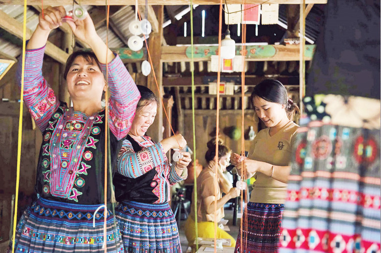 Bà con người H’Mông tại Pà Cò (Phú Thọ) tham gia một dự án thời trang của Kilomet109. (Ảnh: NVCC) chuyen-hai-nguoi-02.jpg