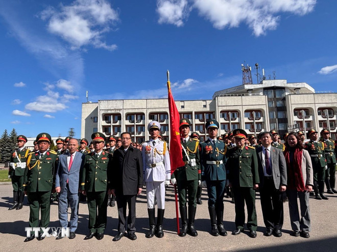 Đại sứ Đặng Minh Khôi (thứ tư, từ trái qua) và đoàn đại biểu đến động viên đoàn. (Ảnh: Tâm Hằng/TTXVN) Đại sứ Đặng Minh Khôi (thứ tư, từ trái qua) và đoàn đại biểu đến động viên đoàn. (Ảnh: Tâm Hằng/TTXVN)