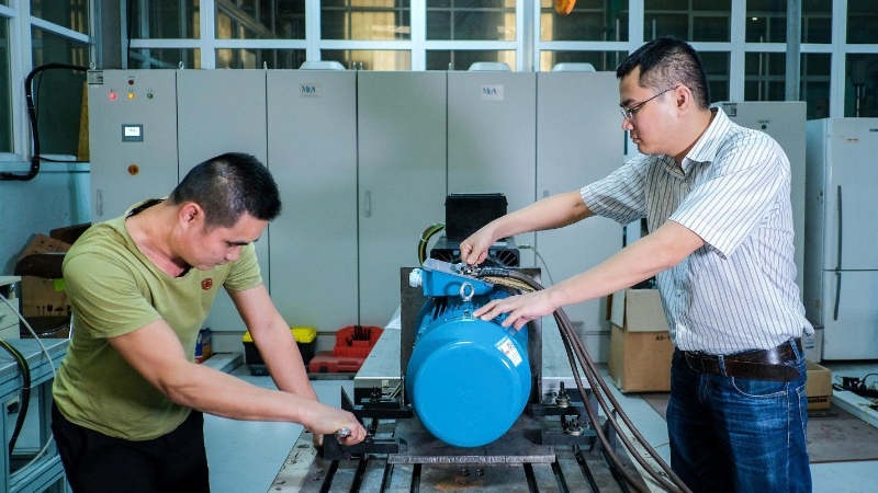 Các kỹ sư thực hiện thử nghiệm phục vụ đổi mới sáng tạo và phát triển sản phẩm công nghệ.