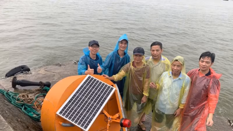 Hình ảnh nhóm thực hiện đề tài lắp đặt thử nghiệm hệ thống quan trắc tự động tại đảo Hòn Dấu.