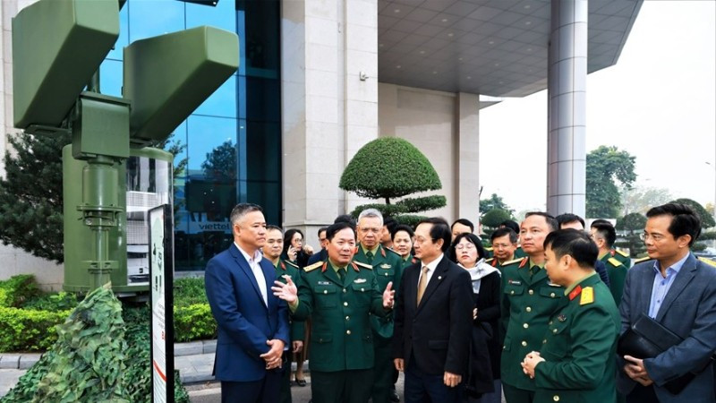 Các đại biểu tham quan trang thiết bị công nghệ quân sự do Tập đoàn Công nghiệp-Viễn thông Quân đội (Viettel) nghiên cứu sản xuất.