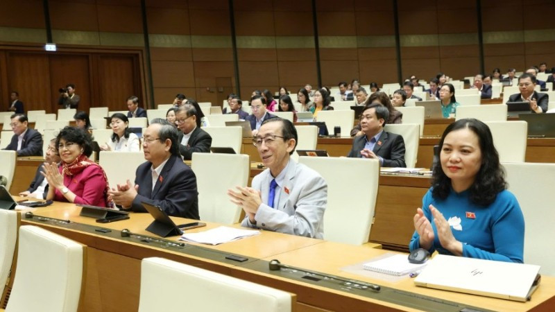 Các đại biểu Quốc hội biểu quyết Luật Chuyển đổi số.