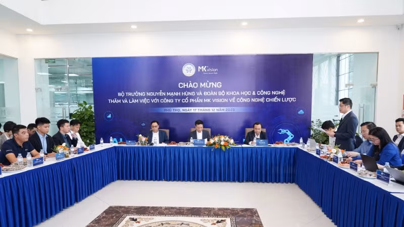 Bộ trưởng Nguyễn Mạnh Hùng và đoàn công tác của Bộ Khoa học và Công nghệ tham quan các sản phẩm công nghệ của Công ty cổ phần MK Vision.