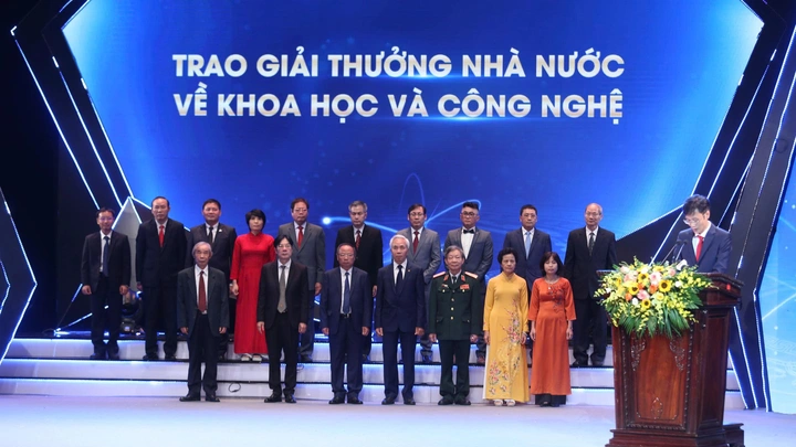 Các tác giả, đại diện tác giả, đại diện đồng tác giả của 12 công trình, cụm công trình được tặng Giải thưởng Nhà nước về khoa học và công nghệ, năm 2022.