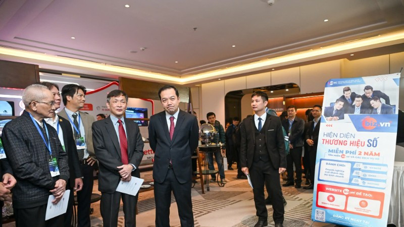 Thứ trưởng Bộ Khoa học và Công nghệ Phạm Đức Long tham quan gian hàng Hiện diện thương hiệu số tại Internet Day 2025.
