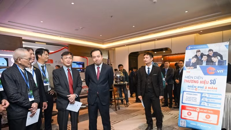 Thứ trưởng Bộ Khoa học và Công nghệ Phạm Đức Long tham quan gian hàng Hiện diện thương hiệu số tại Internet Day 2025.