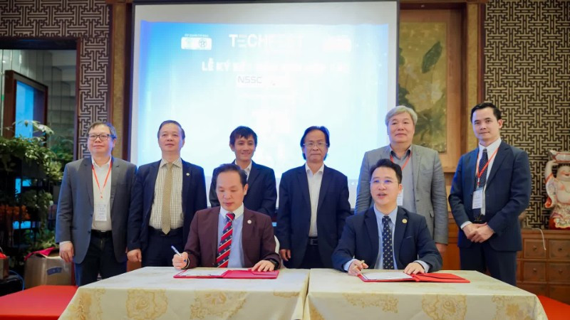 Lễ ký kết giữa các đơn vị tại “Diễn đàn hợp tác quốc tế phát triển đầu tư”.