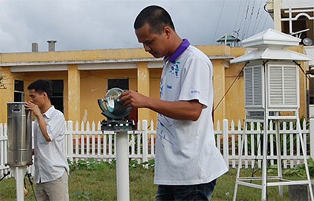 Phát triển vật lý: Bài toán nền tảng cho nâng cao tiềm lực khoa học và công nghệ. Trong ảnh: Các quan trắc viên Trạm khí tượng hải văn Trường Sa thu nhập số liệu.