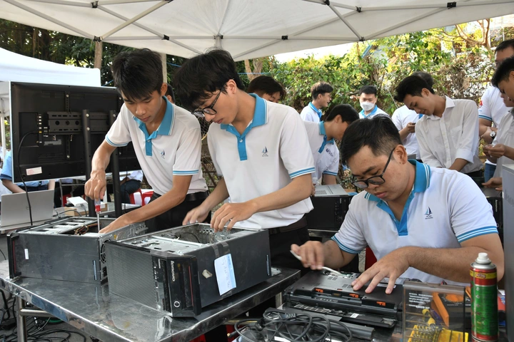 Để thực hiện Nghị quyết 57-NQ/TW, các chuyên gia cho rằng việc thu hút, trọng dụng trí thức trẻ cần được xác định là nhiệm vụ chiến lược lâu dài.