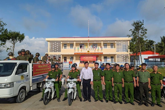 Công an xã Mỹ Hương ra quân trấn áp tội phạm.