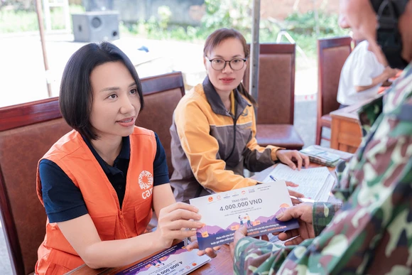 Trao hỗ trợ sinh kế cho người dân bị ảnh hưởng bởi bão số 3 và mưa lũ. (Ảnh CARE)