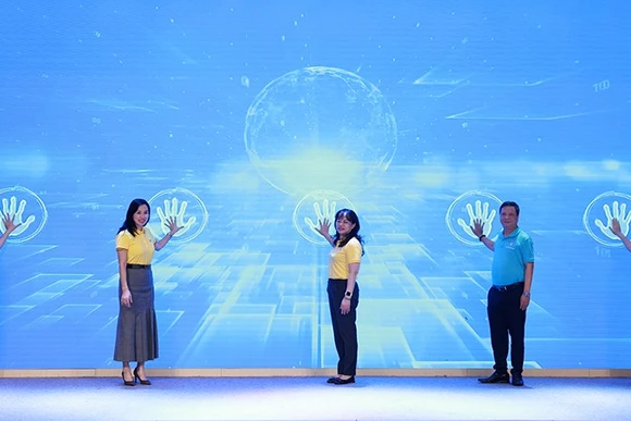 Vietnam Post và Bảo hiểm xã hội thành phố Hà Nội ra quân vận động người dân tham gia bảo hiểm xã hội tự nguyện, bảo hiểm y tế hộ gia đình, tháng 11/2025. (Ảnh VNPost)