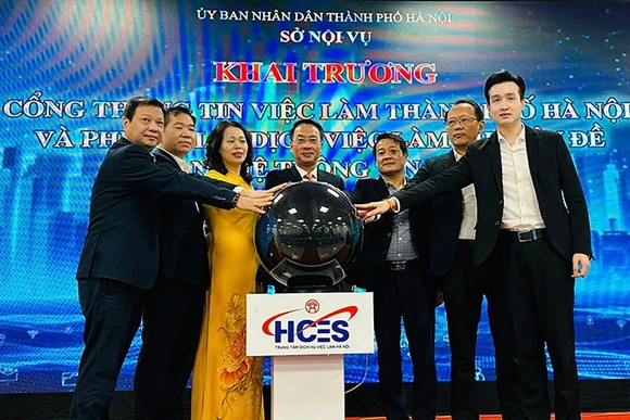 Các đại biểu thực hiện nghi thức khai trương Cổng thông tin việc làm thành phố Hà Nội. (Ảnh HCES)