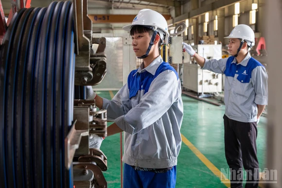 Người lao động ở Công ty Tân Á-Đại Thành. (Ảnh TÙNG NGUYÊN)