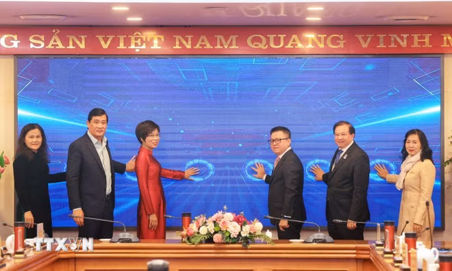 Các đại biểu thực hiện nghi thức phát động giải thưởng. (Ảnh: Tuấn Anh/TTXVN)