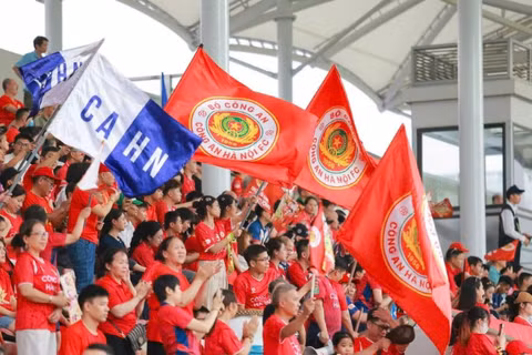 Hình ảnh những cổ động viên của câu lạc bộ Công an Hà Nội cổ vũ cho đội bóng của mình trên khán đài. (Ảnh: Câu lạc bộ Công an Hà Nội)