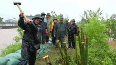 Bộ Chỉ huy Quân sự tỉnh Hưng Yên đã điều động 60 chiến sĩ cùng chính quyền và nhân dân xã Hồng Vũ khắc phục sự cố chiều 22/7. (Ảnh: VOV)