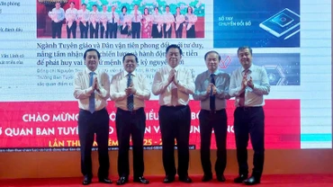 Đồng chí Nguyễn Trọng Nghĩa (giữa) nhấn nút khai trương hệ thống thông tin của Ban Tuyên giáo và Dân vận Trung ương. 