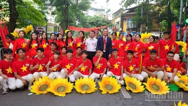 Phó Giáo sư, Tiến sĩ Nguyễn Tuấn Anh và các sinh viên Trường Đại học Công nghiệp Hà Nội chụp ảnh lưu niệm trước giờ diễu hành.