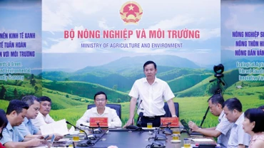 Cục trưởng Cục Trồng trọt và Bảo vệ thực vật Huỳnh Tấn Đạt (đứng) và Tổng Biên tập Báo Nông nghiệp và Môi trường Nguyễn Ngọc Thạch đồng chủ trì hội nghị.