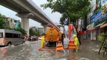 Hà Nội lực lượng chức năng nỗ lực khắc phục ảnh hưởng mưa lớn.