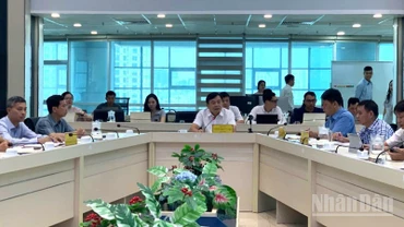 Thứ trưởng Nguyễn Hoàng Hiệp chủ trì cuộc họp ứng phó với áp thấp nhiệt đới có thể mạnh lên thành bão số 5, ngày 22/8. 