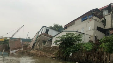 Sự cố sạt lở làm 6 ngôi nhà trôi xuống sông Cầu năm 2024.