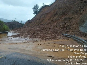 Điểm sạt lở trên đường dẫn vào cao tốc La Sơn-Túy Loan. (Ảnh: nhandan.vn)