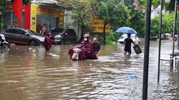 Ngập lụt trên nhiều tuyến phố tại Hà Nội sáng 26/8. (Ảnh: nhandan.vn)