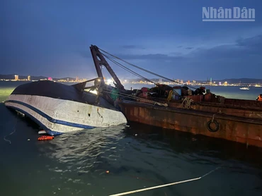 Lực lượng chức năng đang cố gắng tìm kiếm nạn nhân. 