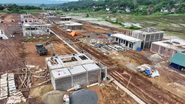 Làng tái định cư ở xã Mường Vang (Phú Thọ) đang khẩn trương hoàn thành để người dân nơi đây sớm có nơi tránh trú an toàn khi mưa bão. (Ảnh: PHÚC LÂM)